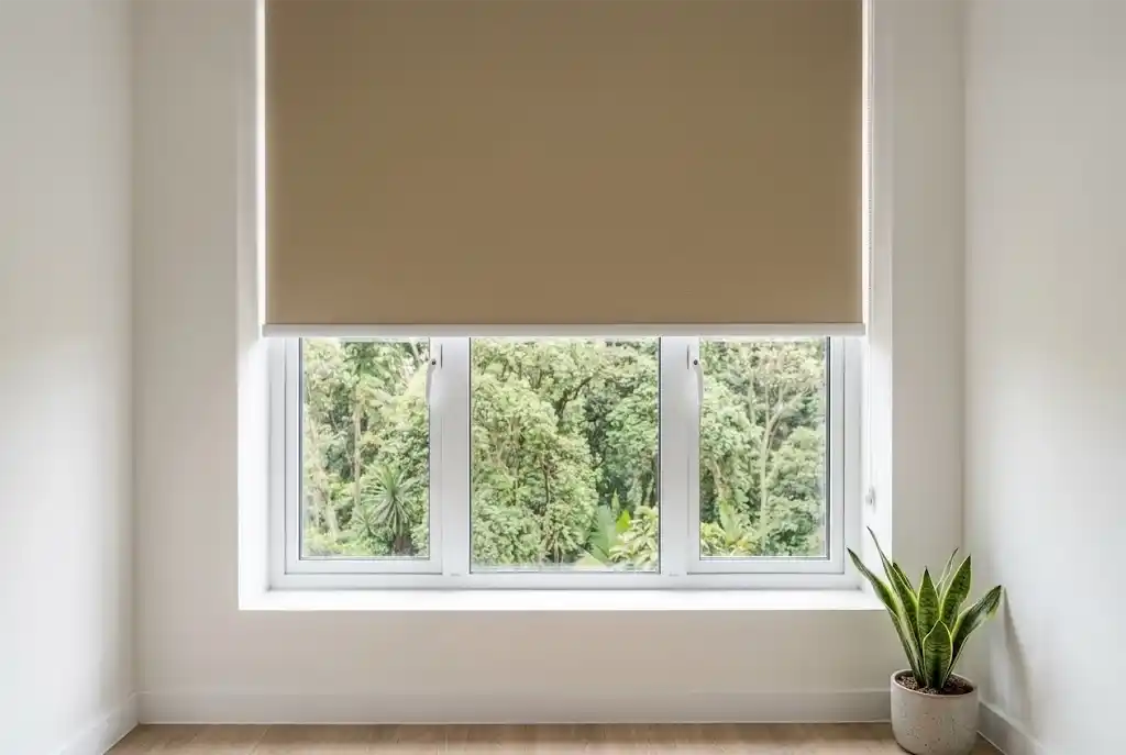 cortina-enrollable-beige-ventana-vista-naturaleza