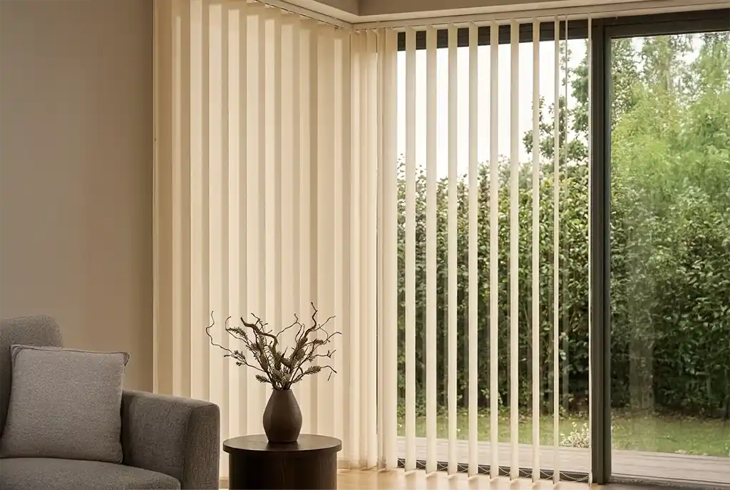 cortinas-verticales-beige-esquina-sala-jardin
