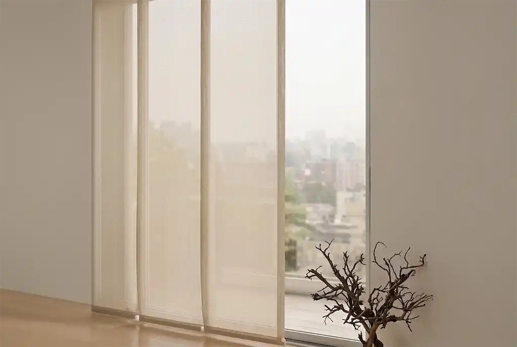 panel-japones-beige-translucido-vista-ciudad
