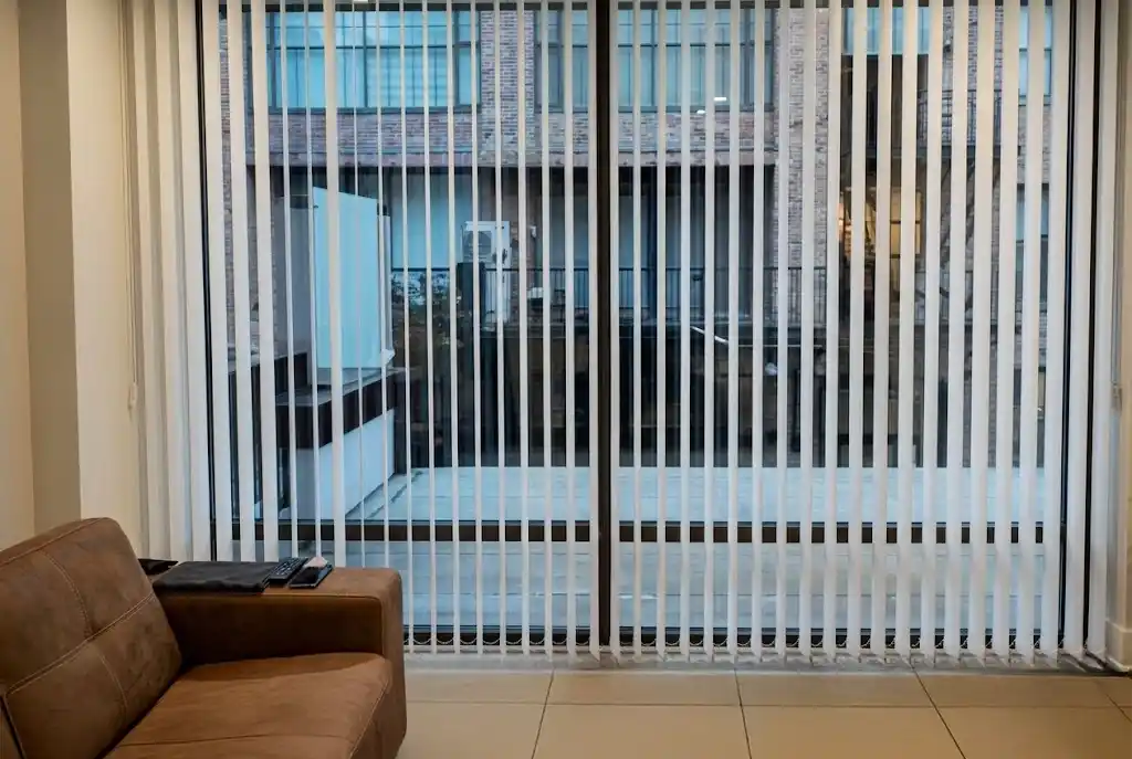 persianas-verticales-blancas-ventana-apartamento